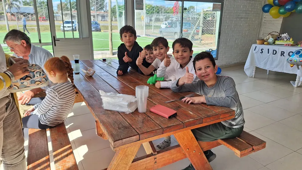 Salón luminoso junto a las canchas x