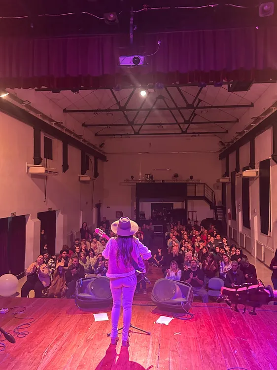 Catherine en su show en Parana, Entre Rios.