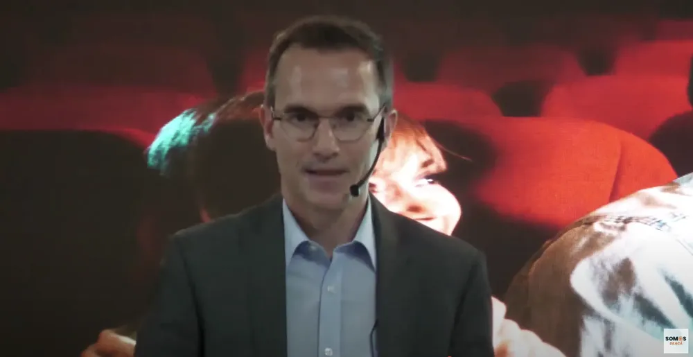 Ariel Giusti dando un taller sobre marketing digital para pequeñas y medianas empresas