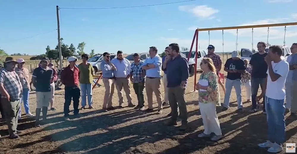 Nicolás Olivera conversando con vecinos durante la gira "Pueblo a Pueblo"