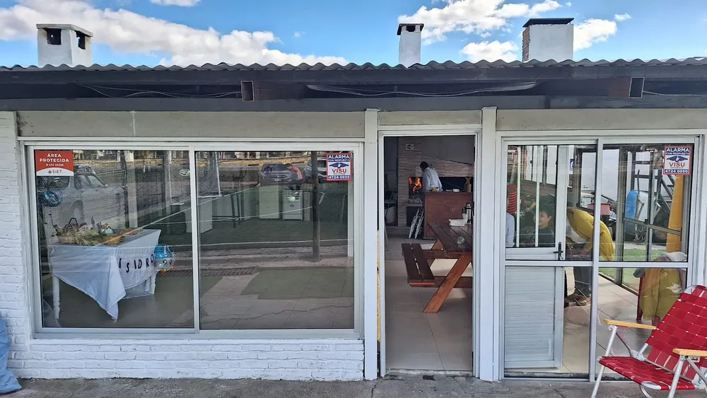 Salon de fiestas desde afuera y se ve la barbacoa x