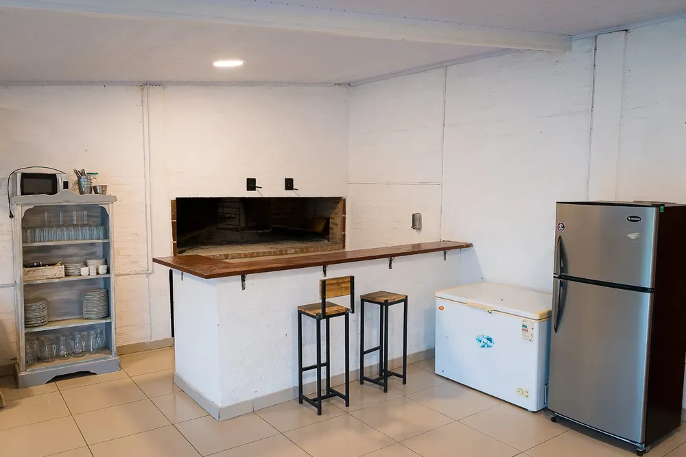 Zona de parrilla cocina, vajilla, heladera
